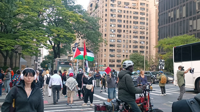 Di tengah gelaran Konferensi Tingkat Tinggi (KTT) untuk solusi dua negara bagi Palestina, puluhan aktivis dan pendukung Palestina menggelar demonstrasi di 46th Street, hanya satu blok dari Markas Besar Perserikatan Bangsa-Bangsa, New York, Senin (22/9). Foto: Zamachsyari/kumparan