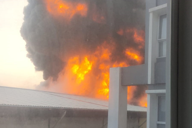 Kebakaran gudang di Jakut, Selasa (23/9/2025).  Foto: Command Center Damkar DKI Jakarta