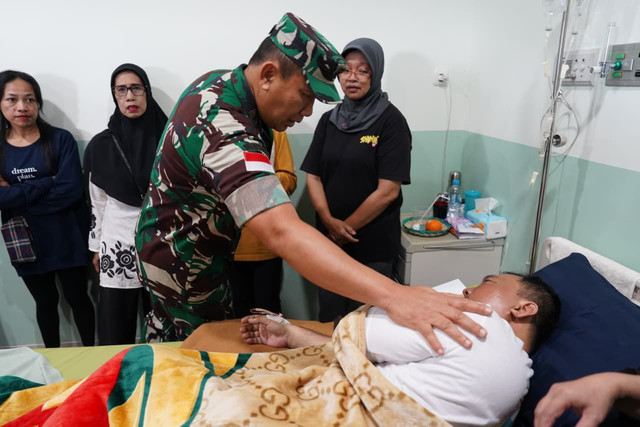 Panglima Kodam XII/Tanjungpura, Mayjen TNI Jamallulael sedang menjenguk driver ojol yang dipukul oknum TNI. Foto: Istimewa