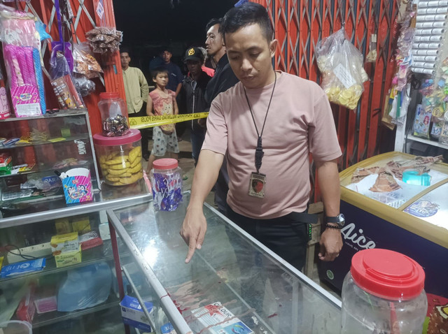 Unit Reskrim Polsek Sungai Kakap sedang melakukan olah TKP yang diduga perampokan. Foto: Istimewa