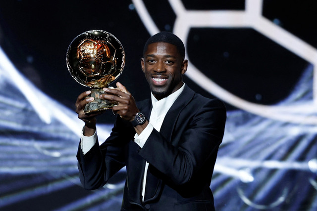 Ousmane Dembele merayakan pengharagaan Ballon d'Or selama upacara penghargaan Ballon d'Or 2025 di Theatre du Chatelet, Paris, Prancis, Senin (22/9/2025). Foto: Benoit Tessier/REUTERS