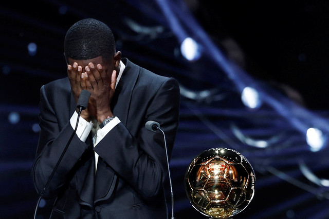 Ousmane Dembele merayakan pengharagaan Ballon d'Or selama upacara penghargaan Ballon d'Or 2025 di Theatre du Chatelet, Paris, Prancis, Senin (22/9/2025). Foto: Benoit Tessier/REUTERS