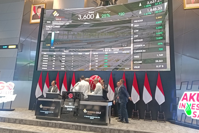 Pencatatan perdana saham PT Merdeka Gold Resources Tbk (EMAS), di Gedung BEI, Jakarta, Selasa (23/9/2025). Foto: Muhammad Fhandra Hardiyon/kumparan