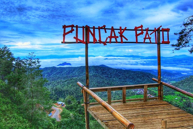 Puncak Pato di Nagari Batu Bulek, Lintau, Kabupaten Tanah Datar, Sumatera Barat, dikenal sebagai salah satu lokasi bersejarah tempat diikrarkannya Sumpah Sati Bukik Marapalam, tonggak lahirnya filosofi Adat Basandi Syarak, Syarak Basandi Kitabullah (ABS-SBK). Foto: Firmnal / Wikimedia Commons, CC BY-SA 4.0