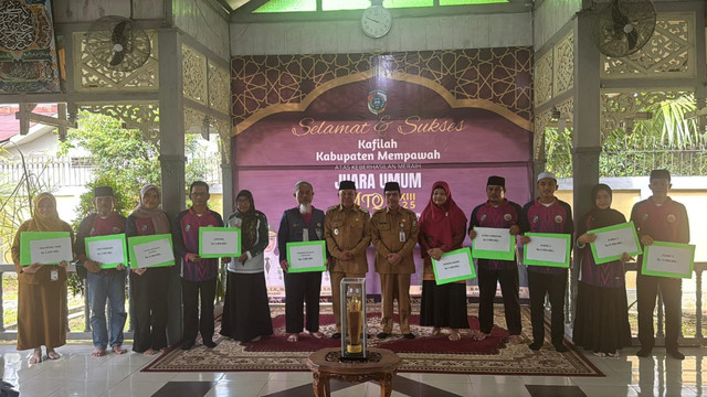 Penyerahan bonus untuk kafilah Mempawah. Foto: Dok. Istimewa