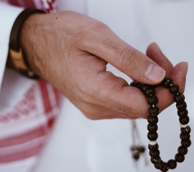 Ilustrasi melantunkan lirik Rohatil Athyaru Tasydu. Foto: Unsplash/e_i9