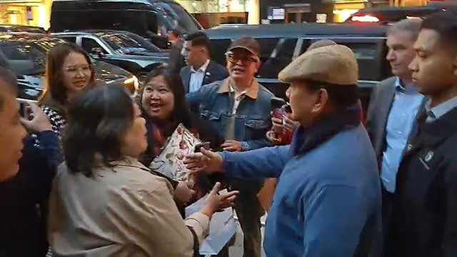 Presiden Prabowo Subianto menyapa sejumlah diaspora Indonesia yang menunggu di depan hotel tempatnya menginap di kawasan Manhattan, New York, Amerika Serikat, Senin (22/9/2025). Foto: Zamachsyari/kumparan
