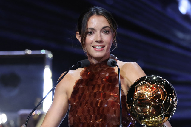 Aitana Bonmati meraih penghargaan Ballon d'Or Femenine 2025 di Theatre du Chatelet, Paris, Prancis, Selasa (23/9) dini hari WIB. Foto: FRANCK FIFE / AFP