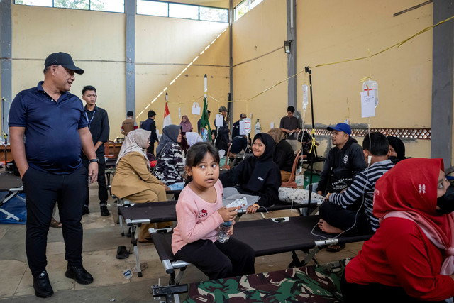 Kepala Badan Gizi Nasional (BGN) Dadan Hindayana meninjau perawatan medis korban keracunan usai menyantap menu makan bergizi gratis (MBG) di Posko Penanganan di Kantor Kecamatan Cipongkor, Kabupaten Bandung Barat, Jawa Barat, Selasa (23/9/2025). Foto: Abdan Syakura/ANTARA FOTO