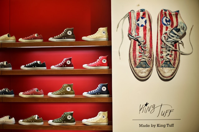 Ilustrasi harga sepatu Converse All Star. Foto: JEsse / Unsplash