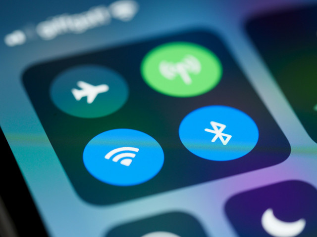 Ilustrasi transfer file antara HP. Foto: Unsplash