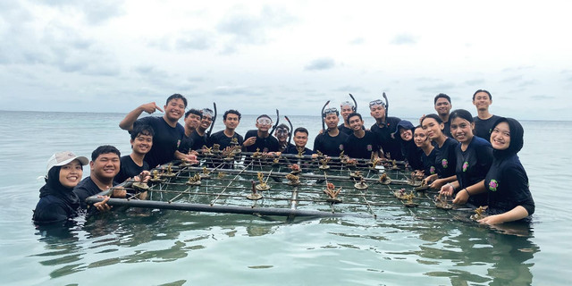 ARM HA dan BEM KM IPB Gelar Tanam Mangrove dan Bersih Lingkungan Pulau Tidung