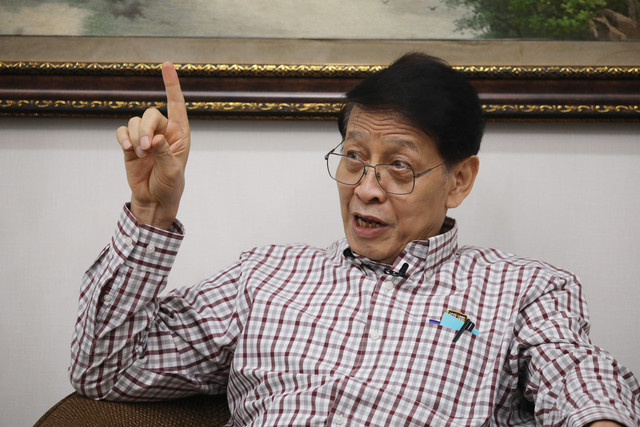 Mantan Menteri Luar Negeri Indonesia, Hassan Wirajuda, saat menjadi narasumber di program DipTalk Episode 44. Foto: Aditia Noviansyah/kumparan