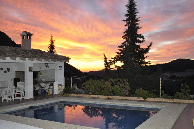 Villa di Magelang. Foto hanya ilustrasi bukan tempat sebenarnya. Sumber: Pixabay/pjmverbeeck