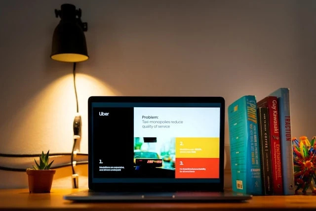 Ilustrasi laptop untuk belajar coding. Foto: Slidebean/Unsplash