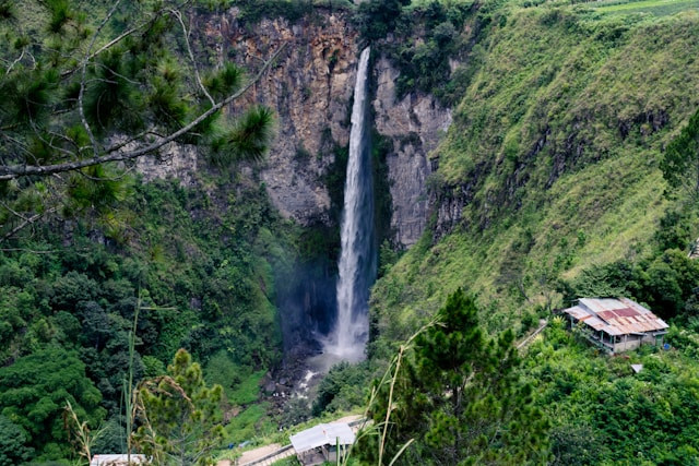 Air Terjun Penimbungan Rinjani. Foto hanya ilustrasi, bukan tempat sebenarnya. Sumber: Unsplash/Ivan Samudra