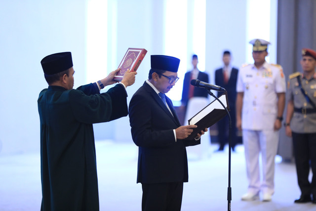 Deputi Gubernur BI Juda Agung resmi dilantik menjadi Anggota Dewan Komisioner OJK Ex-Officio dari BI. Foto: OJK
