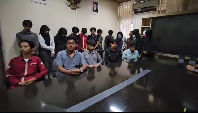 Para anggota HIMATETA UNSRI saat klarifikasi mengenai video viral perpeloncoan mahasiswa baru/instagram: himateta_unsri