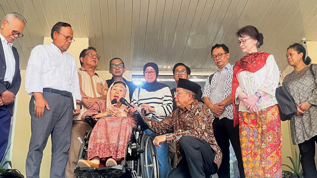 Tokoh Gerakan Nurani Bangsa (GNB) Sinta Nuriyah Wahid-Lukman Hakim memberi sambutan usai menjenguk Delpedro dkk di Polda Metro Jaya, Selasa (23/9/2025). Foto: Nasywa Athifah/kumparan