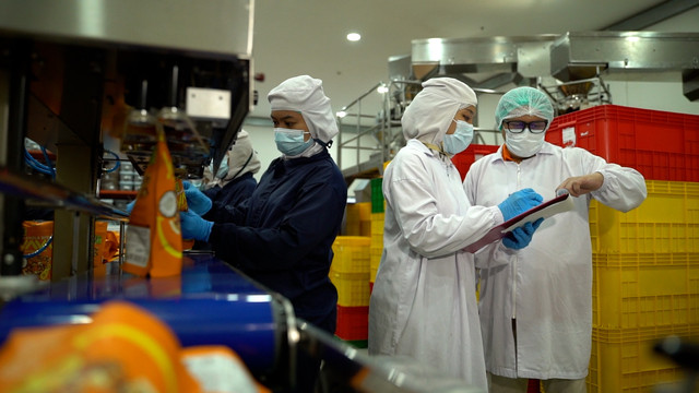 Proses produksi dan pengecekan di Pabrik YAVA, Desa Ban, Karangasem, Bali. Foto: kumparan/Faiz Zulfikar