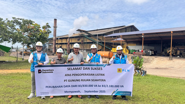 Foto simbolis penyalaan tambah daya listrik PT Gunung Rijuan Sejahtera dari daya 830.000 VA menjadi 2.180.000 VA, antara Manajemen PLN UP3 Mempawah dan Manajemen PT Gunung Rijuan Sejahtera, Selutung, Mandor, Landak. Foto: Dok. Mempawah