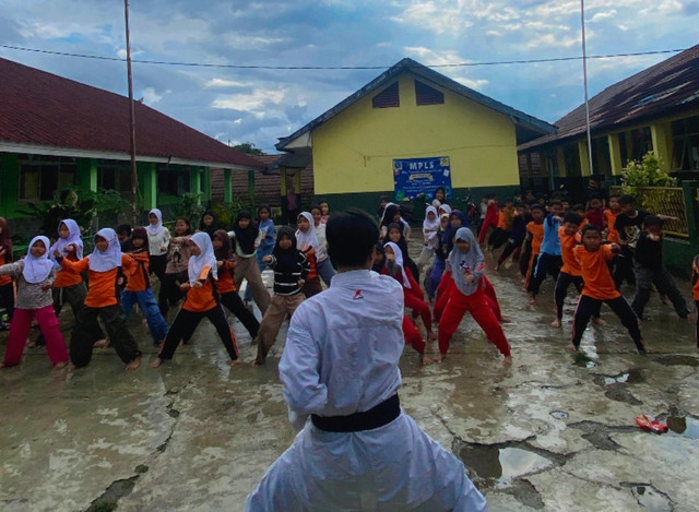 Nabil Pratama Nusantara memandu latihan karate anak-anak di SDN Cibuntu. (Sumber: Kamera Dinda)