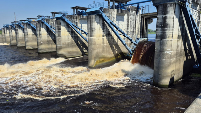 Kondisi air Bengawan Solo di Bendung Gerak Bojonegoro yang berubah warna menjadi cokelat kehitam-hitaman. Selasa (23/09/2025) (Aset: Istimewa)