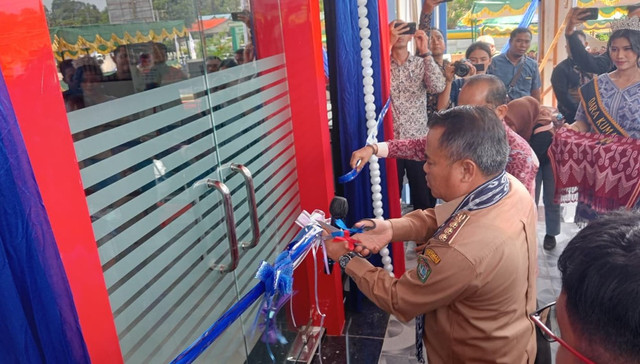 Bupati Sekadau, Aron, menggunting pita saat meresmikan kantor baru CU Keling Kumang. Foto: Dok. Rafi-PWI Sekadau
