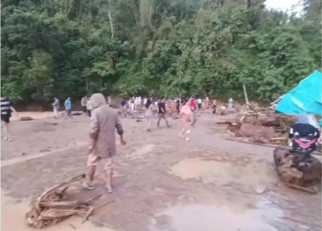 Kondisi banjir bandang yang terjadi di Desa Tanjung Harapan, Kabupaten Ogan Komering Ulu (OKU) Selatan, Sumsel Selasa (23/9/2025). Foto : Dok Pemkab OKU Selatan