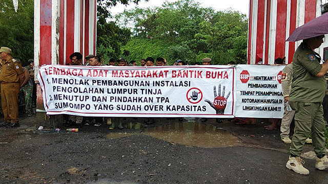 Demo warga di TPA Sumompo yang menolak lokasi tersebut sebagai tempat Instalasi Pengolahan Lumpur Tinja Kota Manado, Selasa 23 September 2025.