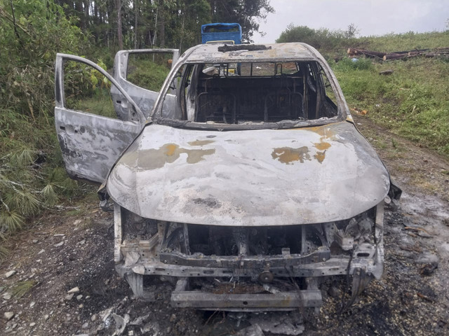 1 unit mobil patroli milik PT. Toba Pulp Lestari, Tbk dibakar warga, Senin (22/9/2025). Foto: Dok. Humas Polres Simalungun