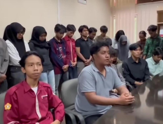 Tangkap layar saat para ketua dan anggota HIMATETA memberikan penjelasan terkait aksi saling cium kening. Foto : Istimewa