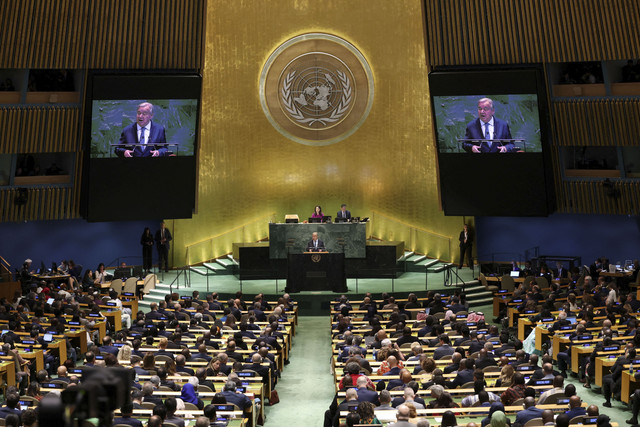 Delegasi Perserikatan Bangsa-Bangsa menyaksikan Sekretaris Jenderal PBB Antonio Guterres berpidato pada Sidang Umum ke-80 di Markas Besar PBB di New York City, Selasa (23/9/2025). Foto: Mike Segar/REUTERS