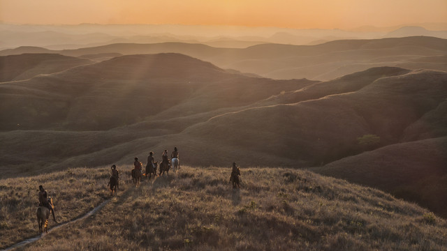 Keindahan sunset di Bukit Wairinding, Sumba, NTT, dari belakang lensa kamera Xiaomi 15T Pro. Foto: Thomas Bosco/kumparan