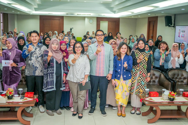 Melalui Creators Lab, Tokopedia dan TikTok Shop by Tokopedia bersama Kemenekraf RI dan KemenPPPA RI menggagas program Emak-Emak Matic yang membekali ratusan perempuan dengan keterampilan digital agar melek teknologi dan membuka peluang ekonomi sebagai kreator konten di Jakarta (16/9/2025). Foto: TikTok Indonesia