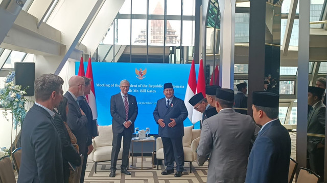 Presiden Republik Indonesia Prabowo Subianto bertemu dengan pengusaha Amerika, Bill Gates, di sebuah hotel di kawasan New York, Amerika Serikat, Selasa (23/9) waktu setempat. Foto: Zamachsyari/kumparan