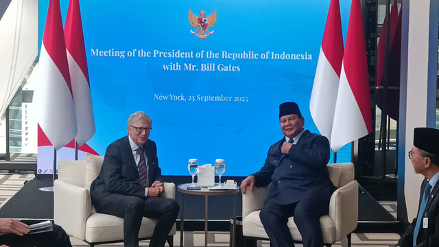 Presiden Prabowo Subianto bertemu dengan pengusaha Amerika, Bill Gates, di sebuah hotel di kawasan New York, Amerika Serikat, Selasa (23/9) waktu setempat. Foto: Zamachsyari/kumparan