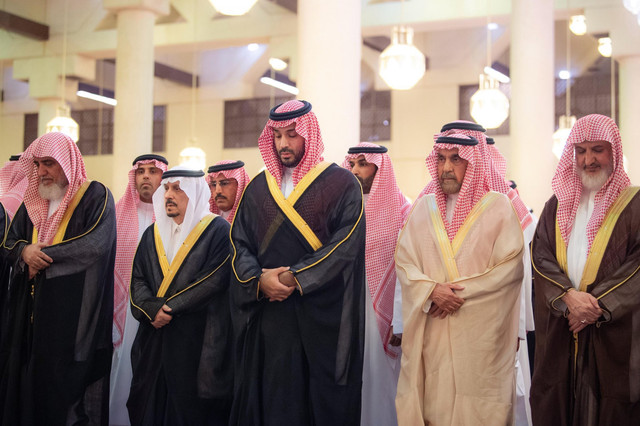 Pangeran MBS melaksanakan salat jenazah untuk alm Grand Mufti Arab Saudi Syeikh Abdulaziz Al-Asheikh, Selasa (23/9/2025). Foto: Dok Emara Riyadh