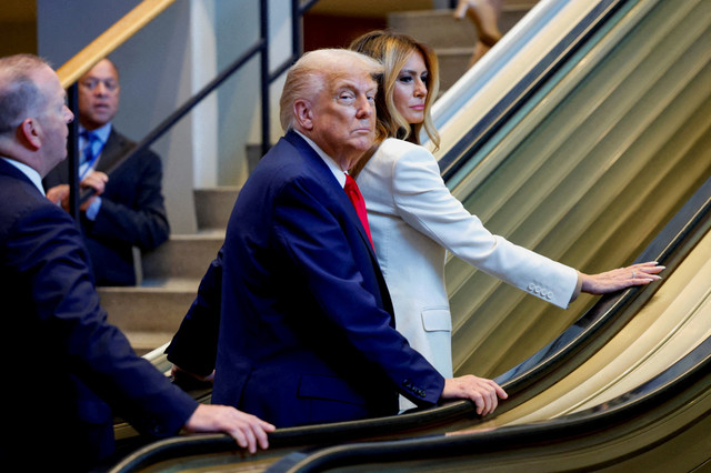 Presiden AS Donald Trump dan Ibu Negara Melania Trump menaiki eskalator saat tiba untuk menghadiri Sidang Umum Perserikatan Bangsa-Bangsa ke-80, di New York City, New York, AS, Selasa (23/9/2025). Foto: Kylie Cooper/REUTERS 