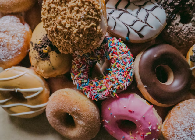 kalori donat jco. Foto adalah donat. Sumber: Unsplash/Rod Long