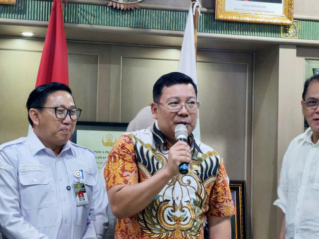 Arief Prasetyo Adi (tengah) di Kantor Bapanas, Jakarta Selatan, Rabu (24/9/2025). Foto: Widya Islamiati/kumparan