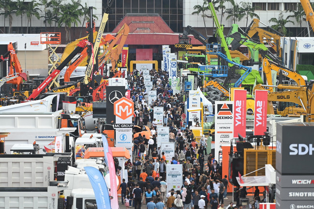 Antusiasme pengunjung menyaksikan berbagai inovasi teknologi di area outdoor IEE Series 2025 di JIExpo Kemayoran, Jakarta. Foto: Dok. Istimewa