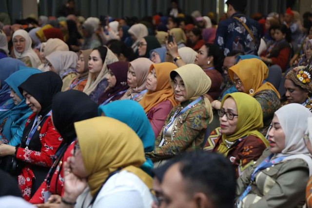 Ketua Dewan Kerajinan Nasional Daerah (Dekranasda) Kota Pontianak, Yanieta Arbiastutie dorong perajin lokal untuk menembus pasar global. Foto: Dok. Prokopim Pemkot Pontianak