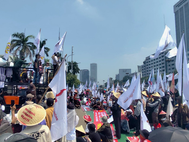 Demo dalam rangka memperingati Hari Tani di depan Gedung DPR/MPR RI, Rabu (24/9/2025). Foto: Rachmadi Rasyad/kumparan