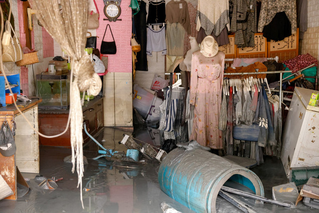 Pakaian dan barang-barang rumah tangga tertimbun lumpur akibat banjir setelah Topan Super Ragasa di Hualien, Taiwan, Rabu (24/9/2025). Foto: Tyrone Siu/REUTERS