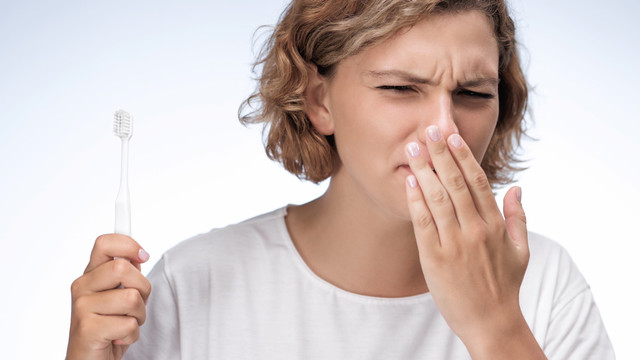 Ilustrasi mulut tetap bau meski sudah menyikat gigi. Foto: Shutterstock