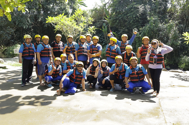 Foto bersama bagian Sarana dan Prasarana sebelum rafting di New Rivermoon Klaten