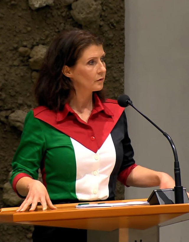 Sosok Esther Ouwehand, politisi perempuan asal belanda yang mengenakan blus bendera Palestina. Foto: Instagram @estherouwehand