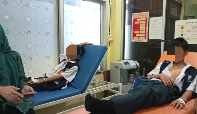Suasana saat siswa SMP Negeri 9 OKU, Sumsel dirawat di Puskemas usai diduga keracunan makan bergizi gratis. Foto : Istimewa