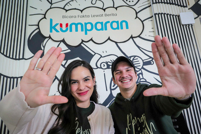 Cast film Pengin Hijrah, Endy Arfian dan Steffi Zamora saat mengunjungi kantor kumparan, Jakarta, Rabu (24/9/2025). Foto: Iqbal Firdaus/kumparan